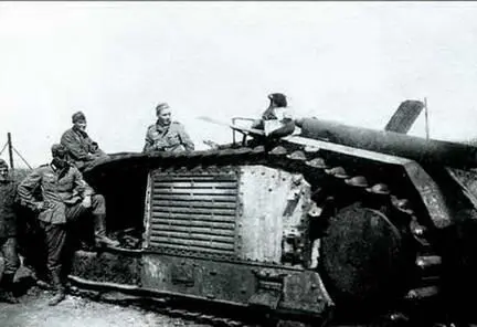 Разбитый французский танк В Ibis захваченный немцами 1940 г Немцы - фото 91