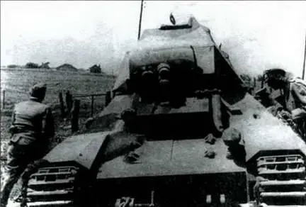 Немцы рассматривают подбитый толстобронный танк FCM36 1940 г В маеиюне - фото 92