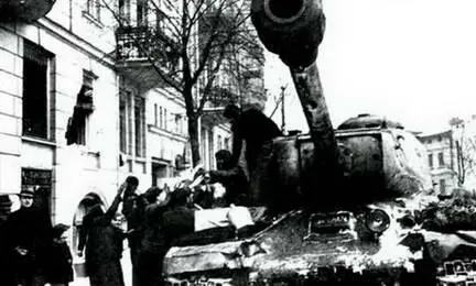 Советские танки на улицах Познани 1944 г Советская регулировщица ефрейтор - фото 151