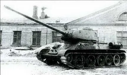 Т3485 перевооруженный 100мм пушкой ЗИС100 во дворе завода 92 1945 г - фото 185
