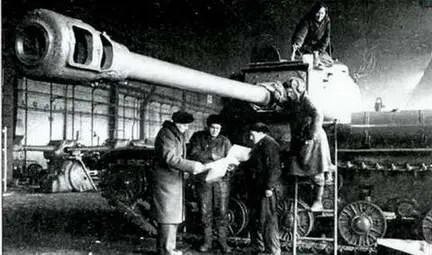 Проверка танка ИС2 комиссией зам наркома танковой промышленности перед - фото 193