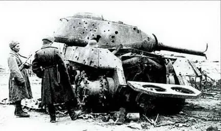 Трофейный ИС2 служивший мишенью немецким курсантам Кумерсдорф 1945 г - фото 195