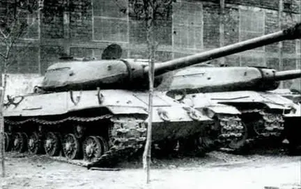 Танки ИС6 Объект 252 и Объект 253 во дворе Уралмашзавода Осень 1944 г - фото 216