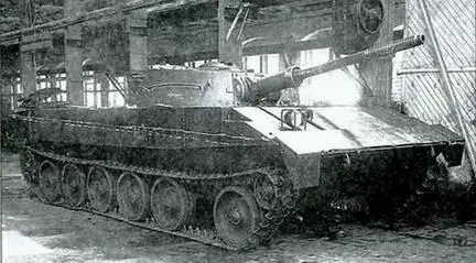 Общий вид плавающего танка Р39 в цеху завода 112 Лето 1949 г Специально - фото 228