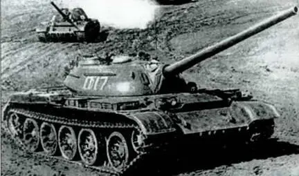 Танки Т54 с улучшенной башней выпуска 1949 г на маневрах Однако - фото 235