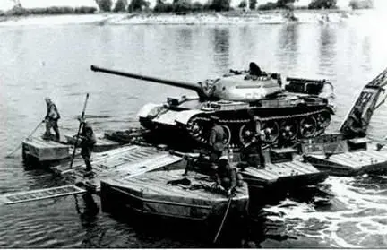 Танк Т54 переправляется через Днепр Учения 1951 г Эскиз установки - фото 280