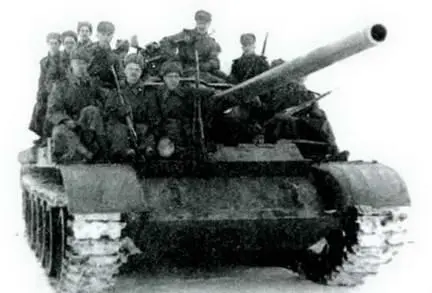 Танк Т54 с пехотным десантом во время министерских испытаний В плане - фото 283