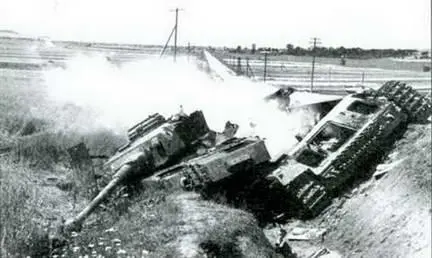 Еще один немецкий танк горит Осень 1943 г Лобовой и бортовой листы этого - фото 56