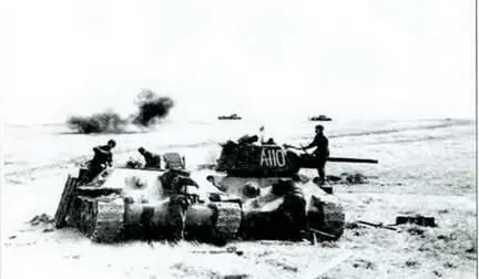 Ремонтники восстанавливают танк под огнем артиллерии Южнее Курска июль 1943 - фото 69