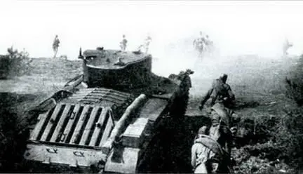 Пехота атакует при поддержке танков Мк III Валентайн Осень 1943 г - фото 85