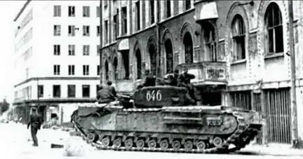 Тяжелый танк Mk IVЧерчилльвходит в Выборг 1944 г Но главное внимание - фото 89