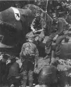 Оружейники и механики люфтваффе готовят Dornier к очередному боевому вылету - фото 59