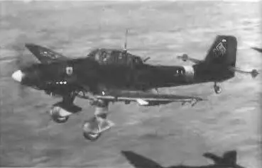 Ju 87D3 из 1й штурмовой эскадры заходит на посадку Мессершмитт Bf 109Е - фото 64