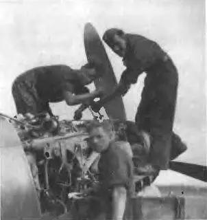 Ремонт двигателя в полевых условиях Кстати этот Мессершмитт Bf 109 оснащен - фото 82