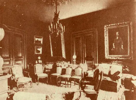 Салон в доме Жюля Верна обставленный по вкусу Онорины На стене справа ее - фото 74