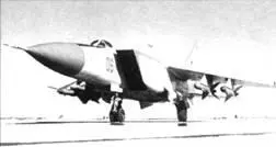МиГ25П с ракетами Р40Р Р40Т и Р40Р под крылом одного из первых МиГ25П - фото 32