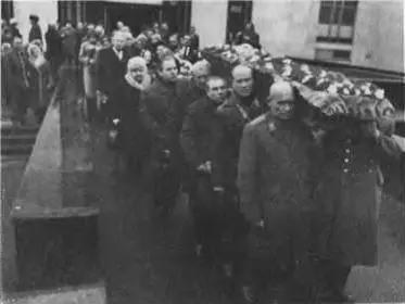 Похороны В М Молотова Ноябрь 1986 года Третьим в ряду несет гроб Артем - фото 24