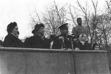 В И Попков на открытии своего бюста Февраль 1953 гола Два летчика дважды - фото 43