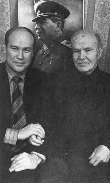 В М Молотов и Ф Чуев 6 марта 1981 года Два молодых конника комдив К - фото 60