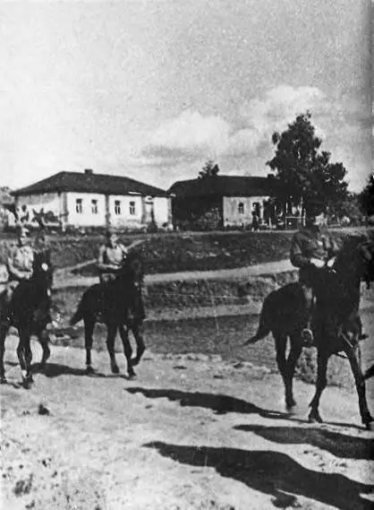 Два молодых конника комдив К К Рокоссовский и комполка Г К Жуков Через - фото 61