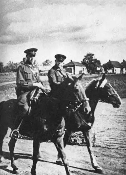 Два молодых конника комдив К К Рокоссовский и комполка Г К Жуков Через - фото 62