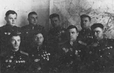 Дважды герой А И Покрышкин с летчикамигероями 1944 год Встретились два - фото 74