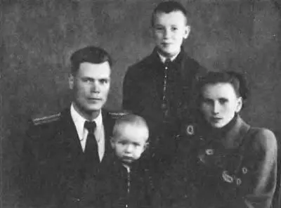 Последнее фото с родителями Октябрь 1953 года Феликс Чуев с отцом возле - фото 90