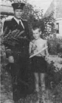Феликс Чуев с отцом возле дома Киишнев август 1951 года Такие выиграли - фото 91