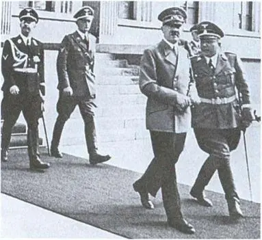 Перерыв в ходе Мюнхенской конференции 1938 г Впереди Гитлер и Борман Позади - фото 8