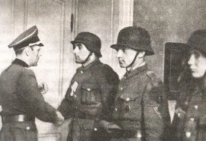 Подполковник Мор вручает Железные кресты своим солдатам 11 марта 1945 года - фото 43