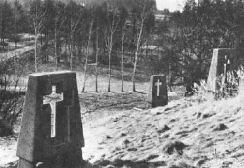 Мемориальное кладбище в сожженной деревни Лежаки Первая полоса газеты Руде - фото 10