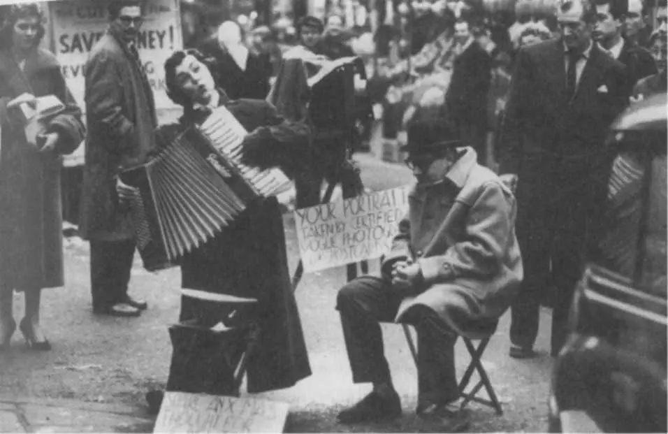 Мы с Джун на ПиккадиллиСеркус в Лондоне 1956 г Мы пользовались этой - фото 43