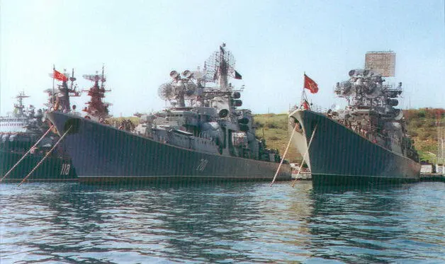 Большие противолодочные корабли Азов слева и Керчь справа в мае 1996 г - фото 80