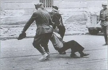 Еврейский погром во Львове Июль 1941 г Гражданские лица на глазах у - фото 15