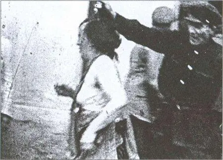 Еврейский погром во Львове Июль 1941 г Украинский националист издевается - фото 16