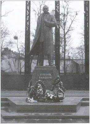 Памятник Степану Бандере во Львове В начале апреля 1945 года Бандера имел - фото 28