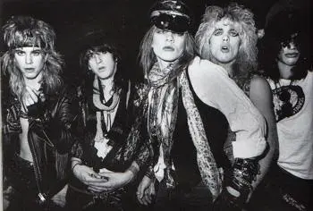 Группа GunsnRosesслева направо Стивен Адлер Иззи Страдлин Эксл Роуз - фото 18