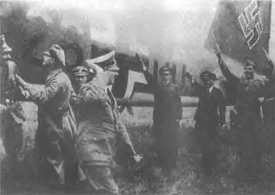 Прибытие Гитлера в Вервольф октябрь 1942 г Гитлер с генералами и офицерами - фото 33
