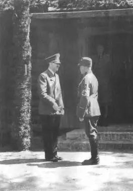 Гитлер беседует с комендантом Вервольфа сентябрь 1942 г Гитлер с - фото 37