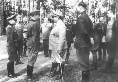 Геринг устраивает прием одному из воздушных асов Германии Вервольф конец - фото 41