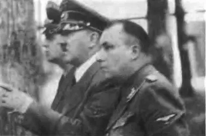Гитлер и Борман на прогулке в Вервольфе лето 1942 г Гитлер Гальдер - фото 46
