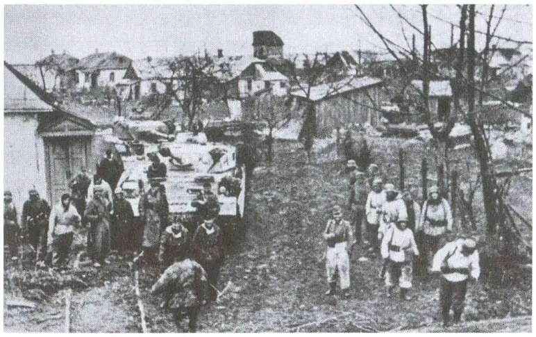 Два танка PzIV танкового корпуса СС на окраине Харькова в марте 1943 года - фото 6