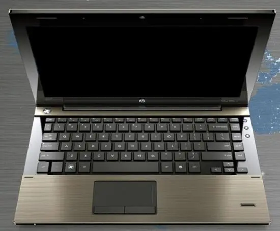 Слева над клавиатурой находится металлическая кнопка питания с яркобелым - фото 16