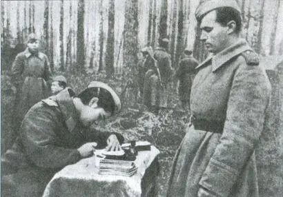 Секретарь политотдела М Тринкунайте оформляет партийные документы 1943 год - фото 5