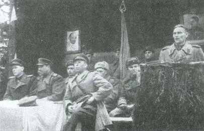 Первомайский митинг в 925м полку 1945 год Примечания 1 Известия ЦК - фото 33