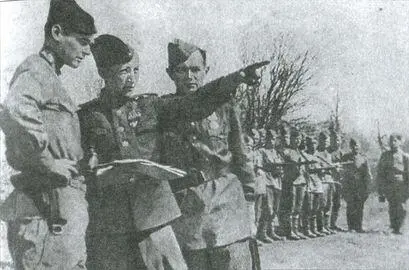 Герой Советского Союза Вацловас Бернотенас ставит боевую задачу своим - фото 11