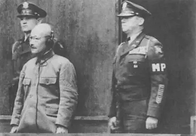 Военный министр Хидеки Тодзио под судом Международного Трибунала Токио 1946 - фото 68