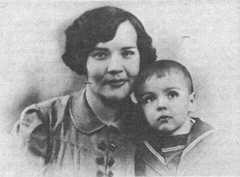 Л Г Охапкина с сыном Толей Фото 1940 г Все уже было собрано я кормила - фото 14