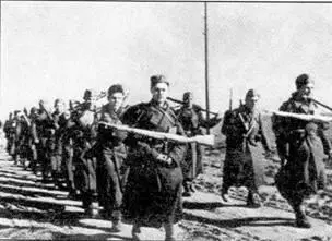 Бойцы Чехословацкой отдельной пехотной бригады на марше Вооружены СВТ40 1943 - фото 42