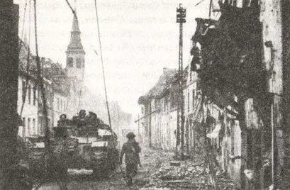 Британские солдаты на улицах одного из немецких городков Уже на своем командном - фото 44